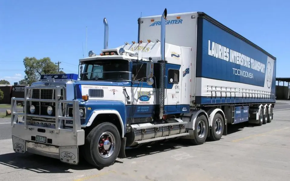 உள்நாட்டு டிரக்குகள் அவற்றின் வெளியேற்றக் குழாய்களை ஏன் மேல்நோக்கிச் சுட்டிக்காட்டுவதில்லை?